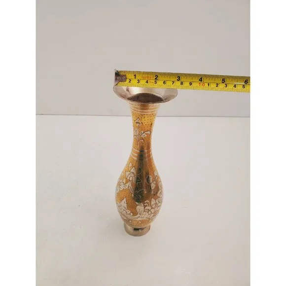 Vintage etched brass vase with flowers design - Picture 9 of 10